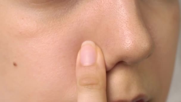 Kobieta Bliska Dziewczyna Bez Makijażu Łazience Czarne Kropki Nosie Pielęgnacja — Wideo stockowe
