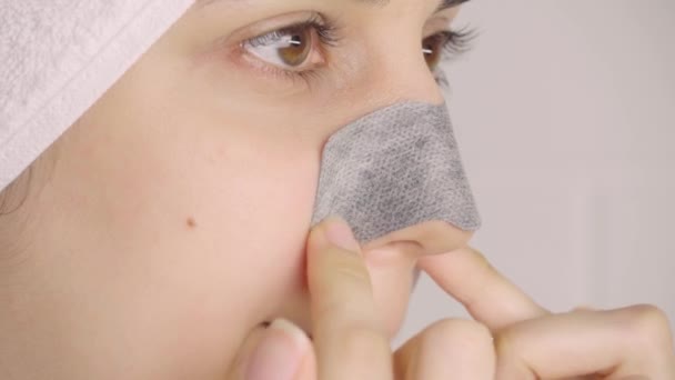 Kobieta Przykleja Sobie Pasek Oczyszczający Nosa Czarne Kropki Nosie Dziewczyna — Wideo stockowe