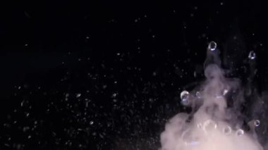 Siyah arka planda sigara içmek. Sihir. Mistik sis yüzünden. Görüntü, dumanın dokusu. Ekolayzır, video efekti. Düşünce, meditasyon, dinamik. İllüzyon, aura, görüş. Kimyasal deneyler