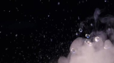 Siyah arka planda sigara içmek. Sihir. Mistik sis yüzünden. Görüntü, dumanın dokusu. Ekolayzır, video efekti. Düşünce, meditasyon, dinamik. İllüzyon, aura, görüş. Kimyasal deneyler