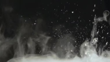 Siyah arka planda soyut duman hareketleri. Sis düzeni. Laboratuvarda kimyasal deneyim. Uzay sisi. Ekolayzır, video efekti. Simya. Meditasyon, yansıma, ilham. Giriş, çıkış.