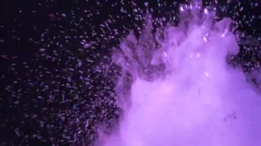 Siyah arka planda neon sis. Görüntü. Duman dokusu. Bir duman kasırgası içinde kıvranıyor. Buhar, soyut desen. Eşitleyici etkisi, simya. Nefes kesici. Zararlı gaz. Giriş, çıkış.