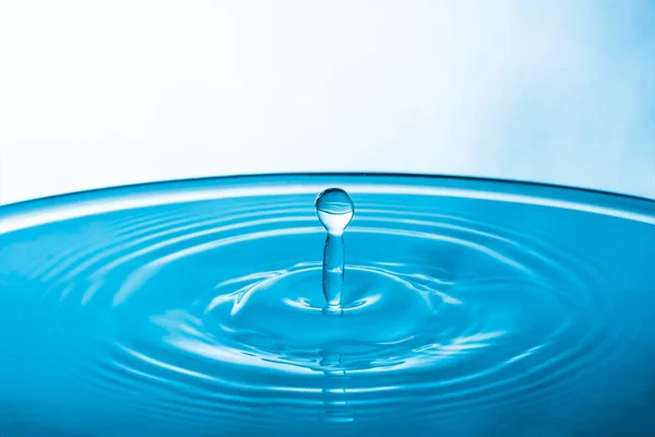 Gota Água Fundo Azul Superfície Água Azul Com Respingo Cachoeira — Fotografia de Stock