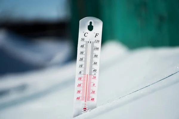 Зимой Весной Термометр Лежит Снегу Показывает Отрицательную Температуру Холодную Погоду Лицензионные Стоковые Фото