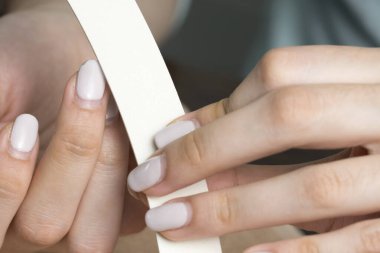 Jöle cilasının düzeltilmesi. Eski verniği kes. Tırnak cilasını çıkar. Manikür. Aşırı büyümüş tırnak cilası. Eski bir manikür. Güzellik salonu, SPA, prosedür. Evde tırnak bakımı. Manikür aletleri. Çıplak tırnak cilası