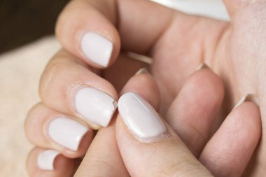 Eski bir manikür. Aşırı büyümüş tırnak cilası. Manikür düzeltmesi. Tırnak bakımı. Güzellik salonu, SPA, prosedür. Manikür. Evde tırnak bakımı. Manikür aletleri. Güzellik, yaşam tarzı. Çıplak oje, klasik manikür..