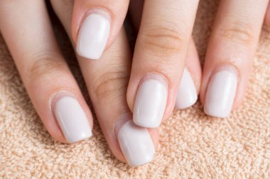 Manikür. Aşırı büyümüş tırnak cilası. Manikür düzeltmesi. Eski bir manikür. Tırnak bakımı. Güzellik salonu, SPA, prosedür. Evde tırnak bakımı. Manikür aletleri. Güzellik, yaşam tarzı. Çıplak oje, klasik..