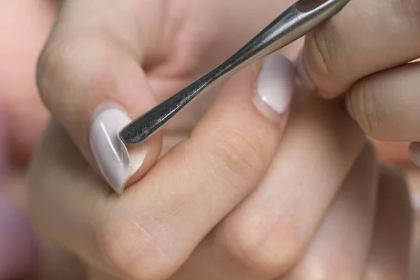 Entfernen Sie Den Gellack Mit Einem Metallschieber Frau Entfernt Gel — Stockfoto