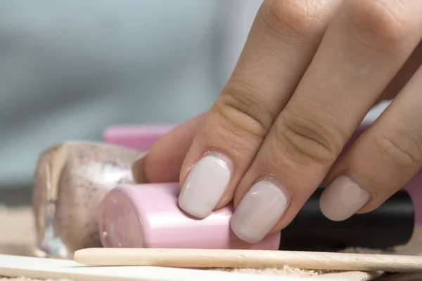 Uma Mulher Faz Uma Manicura Casa Ferramentas Manicure Home Care — Fotografia de Stock