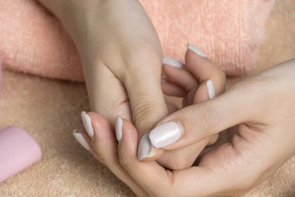 Remova Antigo Gel Polonês Das Unhas Uma Manicura Velha Crescida — Fotografia de Stock