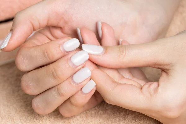 Manicura Esmalte Uñas Desnudo Clásico Esmalte Uñas Demasiado Crecido Corrección — Foto de Stock