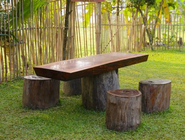 Masa ve sandalye günlüklerden yapılan