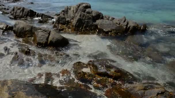 Θαλάσσιο κύμα/τσουνάμι χτύπησε στο βράχο — Αρχείο Βίντεο