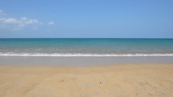 Scène de plage montrant sable, mer et ciel 