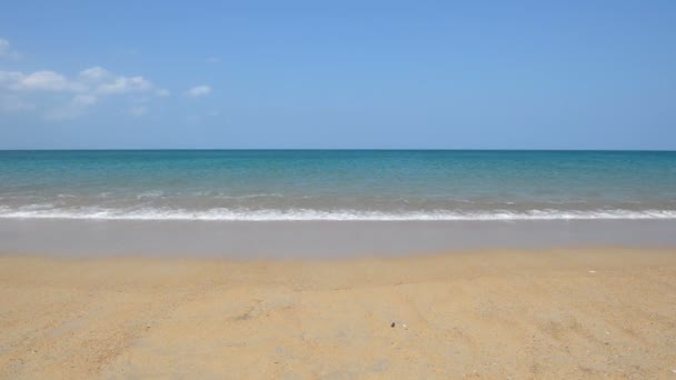 Beach scene showing sand, sea and sky — Stock Video