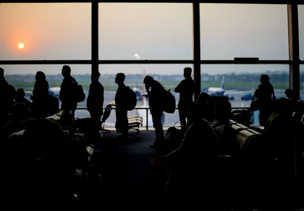 Silueta lidí na letišti — Stock fotografie
