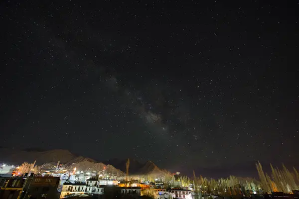 山の向こうの夜空 — ストック写真