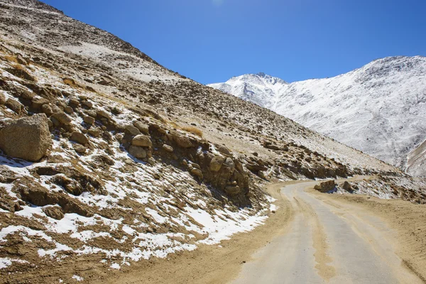 Road in himalayas with mountains — Stock Photo, Image