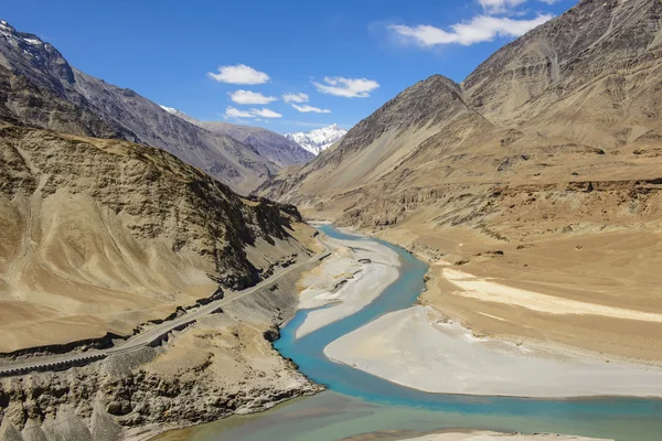 インダス川とザンスカール川の合流点 — ストック写真