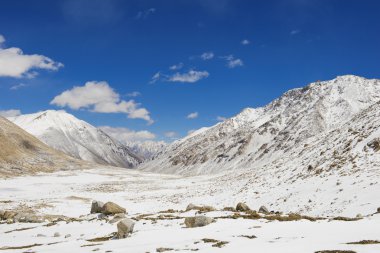 Snow hill ile güzel gökyüzü
