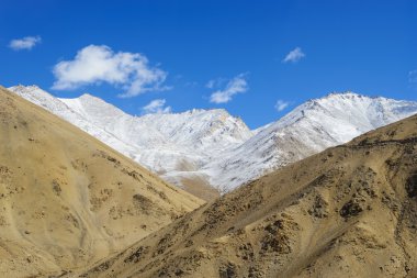 Kum ve taş ile kar dağlar tepeler