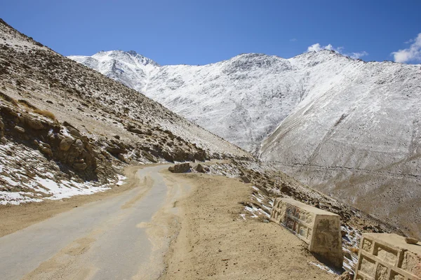 Himalayalar 'da yol — Stok fotoğraf