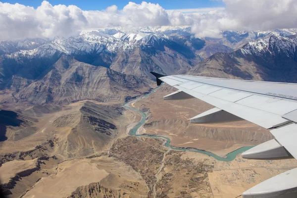 Airplane wing with Leh city — Stock Photo, Image