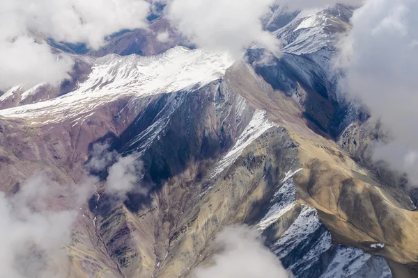 Prachtig uitzicht vanuit het vliegtuig naar de bergen van de Himalaya — Stockfoto