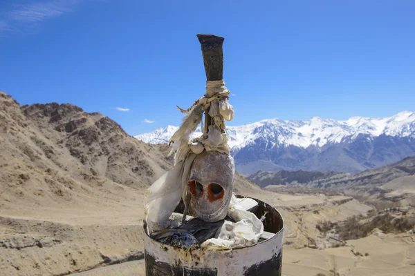 頭蓋骨とヒマラヤの山々 の美しい景色 — ストック写真