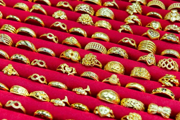 展示されている多くの美しい金の指輪 — ストック写真