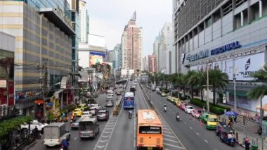 Bangkok, Tayland - 5 Kasım 2020: Pratunam Market ve Platin Alışveriş Merkezi yakınlarında trafik sıkışıklığı