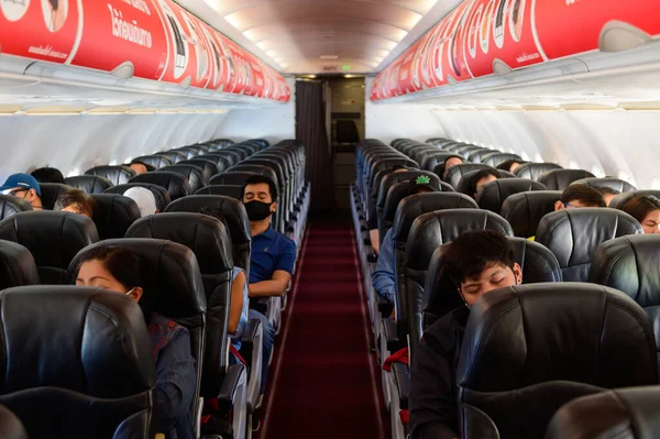 Bangkok Tailândia Agosto 2020 Passageiros Usam Máscara Cirúrgica Dentro Avião — Fotografia de Stock