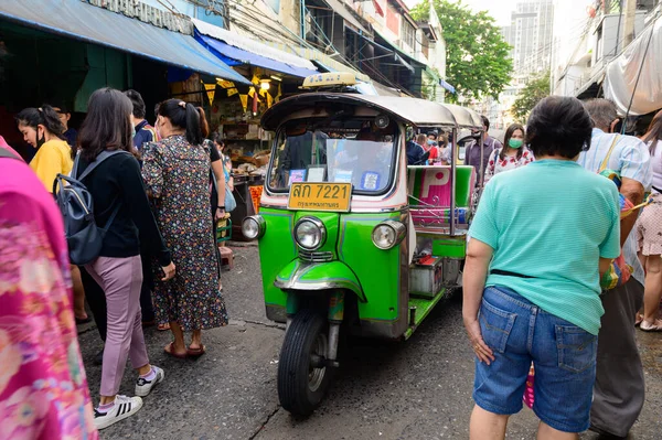 Bangkok Thailand Oktober 2020 Tuk Tuk Taxi Fährt Über Einen — Stockfoto