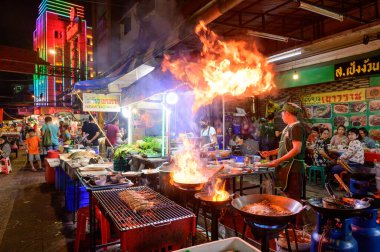 Bangkok, Tayland - 22 Kasım 2020: Bangkok, Yaowarat yolundaki sokak restoranında aşçı