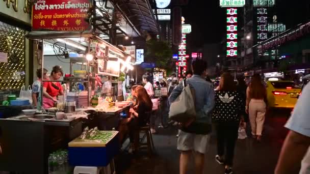 Bangkok Tajlandia Listopada 2020 Niezidentyfikowani Ludzie Jedzą Uliczne Jedzenie Tłumem — Wideo stockowe