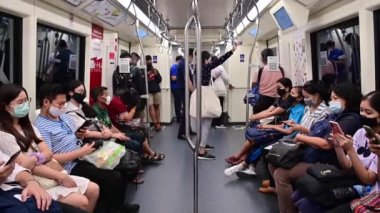 Bangkok, Tayland - 3 Aralık 2020: Metro treni içinde cerrahi maskeli insanlar covid-19 'dan korunuyor