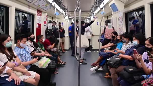 Bangkok Thailand December 2020 Människor Inne Tunnelbanetåg Med Kirurgisk Mask — Stockvideo