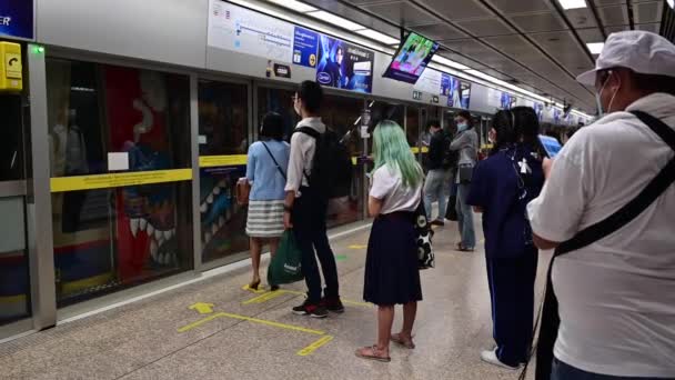 バンコク 2020年12月3日 Mrt地下鉄の列車が駅に乗客用の外科用マスクを備えたプラットフォームに到着 — ストック動画