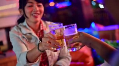 4K Bira Fabrikası 'nda bira içen mutlu kadın.