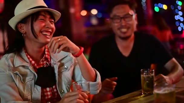 Câmera Lenta Asiático Casal Desfrutando Noite Bebidas Bar — Vídeo de Stock