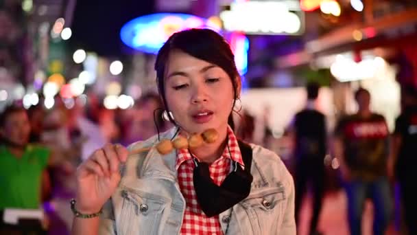 Mujer Asiática Comiendo Comida Callejera Khao San Road — Vídeos de Stock