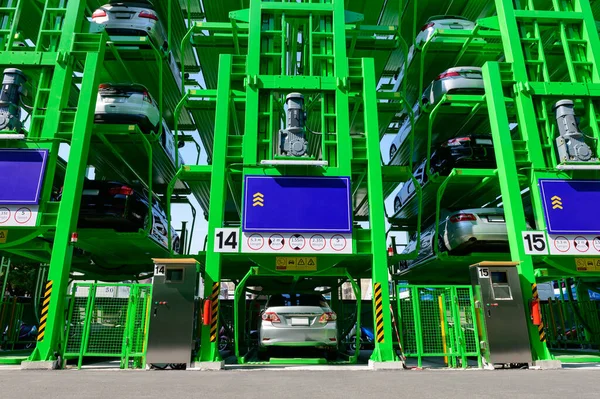 Багато Автомобілів Припарковані Автоматичному Багаторівневому Парковці — стокове фото