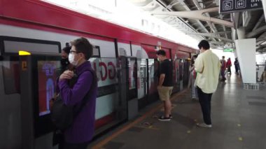 Bangkok, Tayland - 12 Ocak 2021: Gökyüzü trenleri trenin içerisindeki insanlara ulaşır.