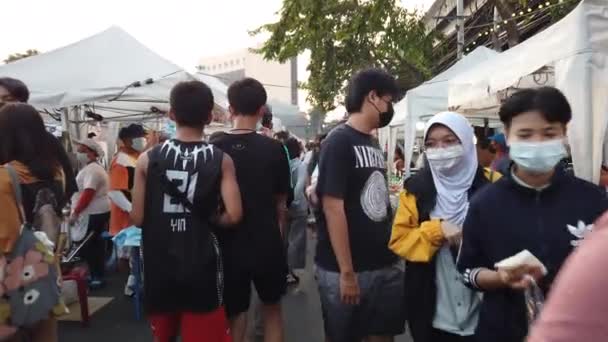 Bangkok Thailand Januar 2021 Menschen Tragen Schutzmasken Beim Gang Über — Stockvideo