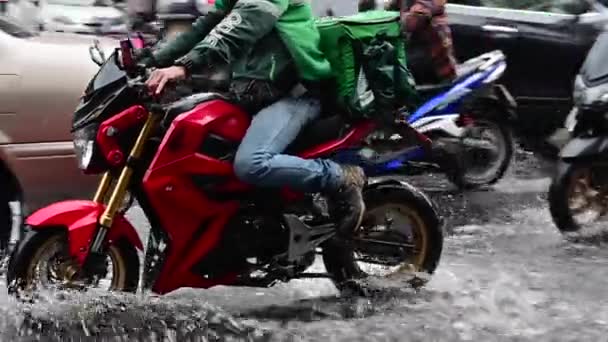 Бангкок Таїланд Лютого 2021 Року Повільний Рух Автотранспорту Оббризканням Мотоцикла — стокове відео
