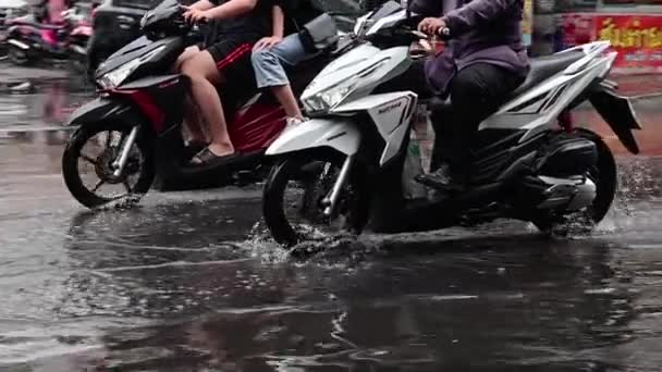 Bangkok Tailândia Fevereiro 2021 Movimento Lento Pessoas Andando Moto Pela — Vídeo de Stock