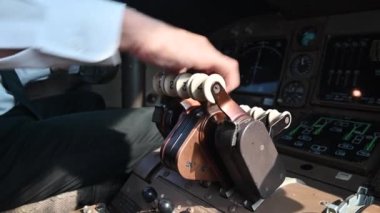 4K pilotun eli iniş uçağı için kolu geriye doğru it.