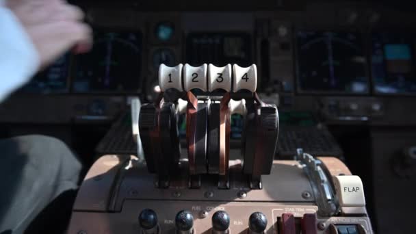 Lentoyhtiön Ohjaajan Käsi Työntää Eteenpäin 747 Jet Kaasutin — kuvapankkivideo