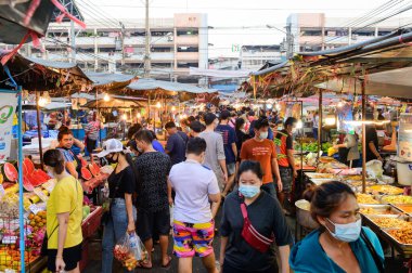 Bangkok, Tayland - 28 Şubat 2021: İnsanlar Cvid-19 sırasında Din Daeng Market 'te yürürken cerrahi maske takıyor