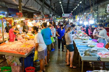 Samut Prakan, Tayland - 2 Mart 2021: İnsanlar covid-19 sırasında Samrong Fresh Market 'te yürürken koruyucu yüz maskesi takıyor